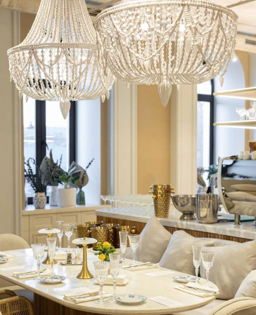 Светильники из кожаных ремней и техно-Япония. Какие пять ресторанов с необычным интерьером открылись в прошлом году