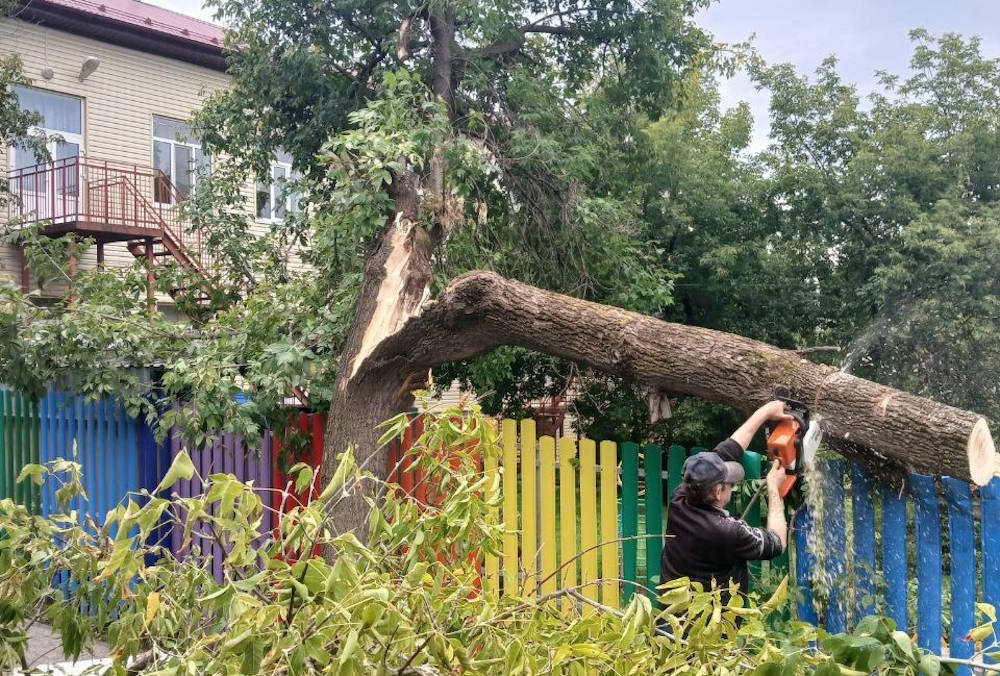 Смерч в Суксуне повредил дома, в которых проживают 182 человека