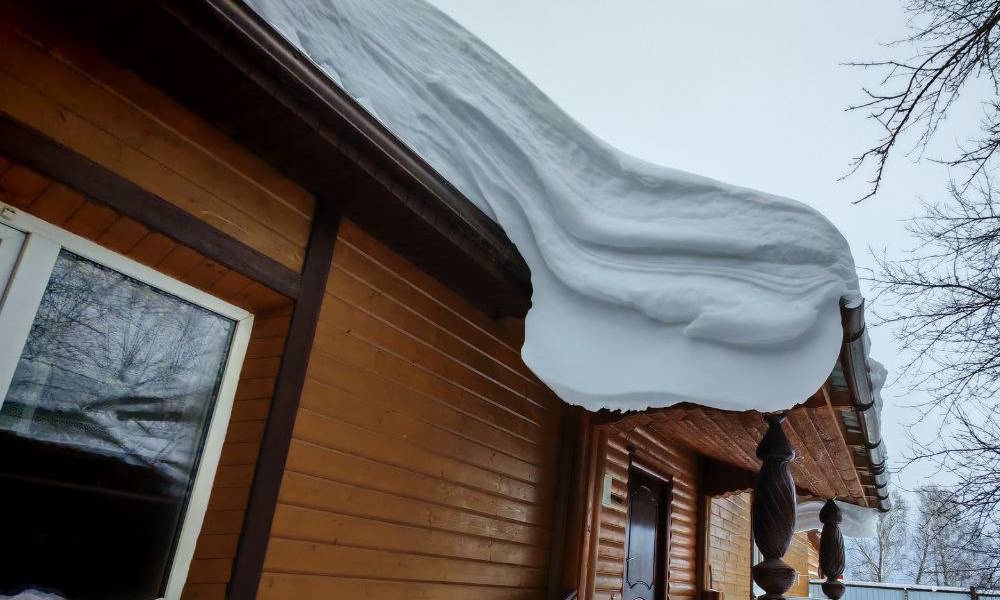 В Пермском крае несколько человек оказались под снежными завалами