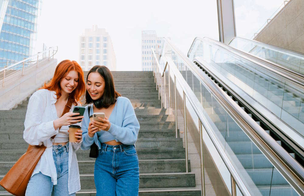 Т2 дарит полгода бесплатной связи новому абоненту и начисляет 2000 рублей тому, кто его пригласил