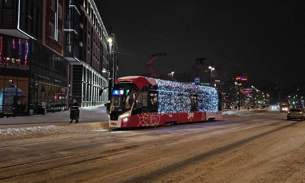 В Перми на маршруты вышли трамваи, украшенные праздничными новогодними гирляндами